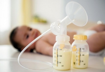 Thực hư: Sữa mẹ màu vàng là tốt hay xấu? 