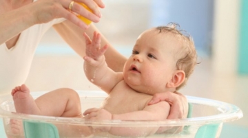 Mách mẹ cách chăm sóc trẻ sơ sinh mùa hè cực hay