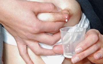 Mẹ sắp sinh không có sữa non sẽ bị ít sữa sau sinh?