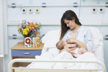 Sau khi sinh, mẹ không có sữa phải làm gì?