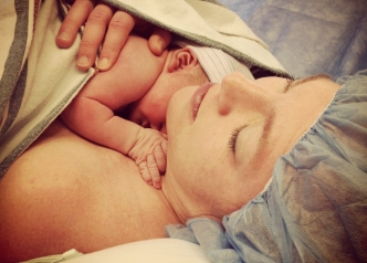Làm thế nào để mẹ sinh mổ có sữa nhanh về?