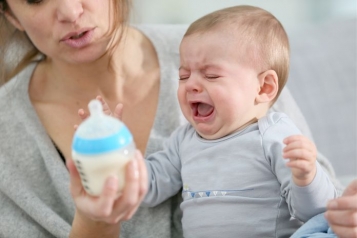 Bé bỏ ti, mẹ bị tắc sữa, ít sữa mẹ phải làm sao?