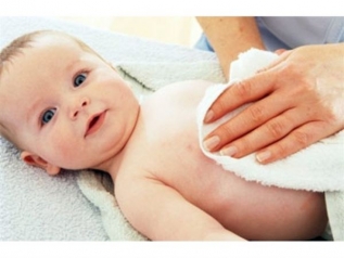 Cách chăm sóc trẻ sơ sinh theo từng giai đoạn phát triển