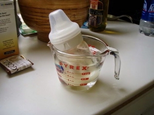 Mách mẹ cách hâm nóng và rã đông sữa đúng cách