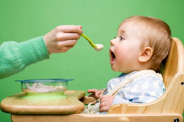 6 tháng là mốc lý tưởng cho bé ăn dặm
