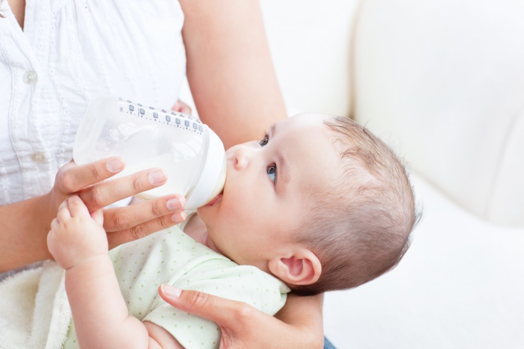 bú bình có thể kiến bé lười bú mẹ