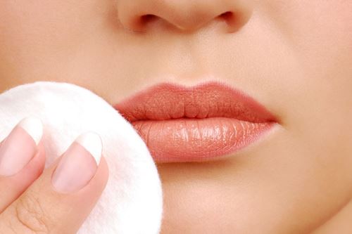 Chăm sóc môi bằng sữa mẹ