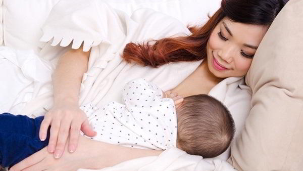 cho bé bú nằm đúng cách