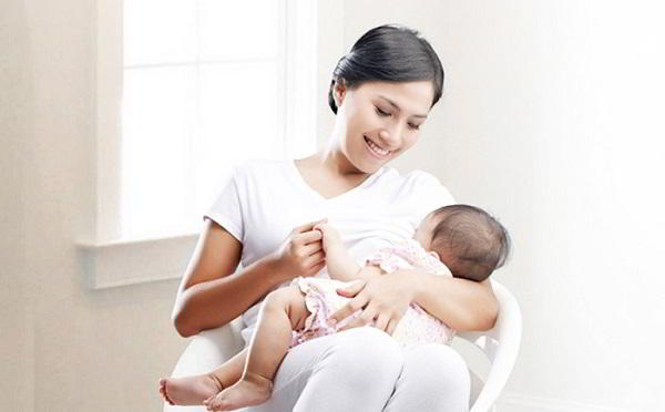 Mẹ đnag cho con bú vẫn có thai