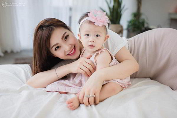 Mẹ nên giữ tinh thần lạc quan và vui vẻ khi cho con bú