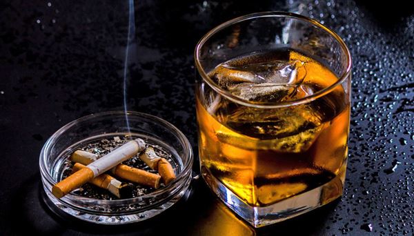 Rượu bia, khói thuốc lá có thể làm cho vị sữa mẹ trở nên khó chịu