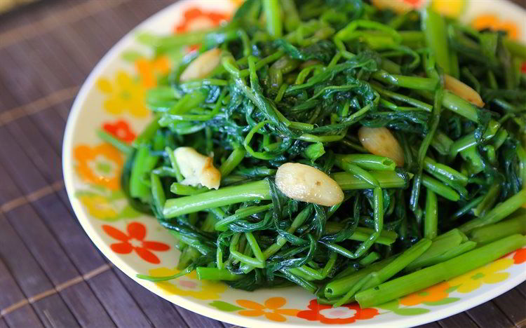 sau sinh mổ nên kiêng ăn rau muống