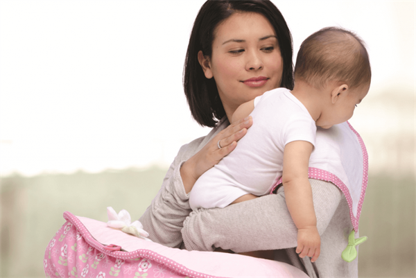 Trẻ bú mẹ bị nôn phải làm sao