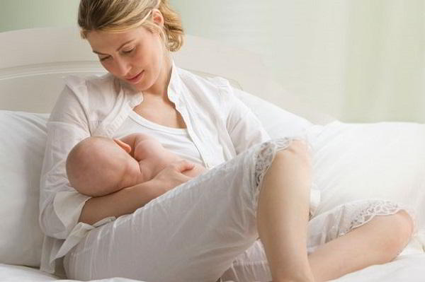 ưu điể khi cho bé bú ngồi