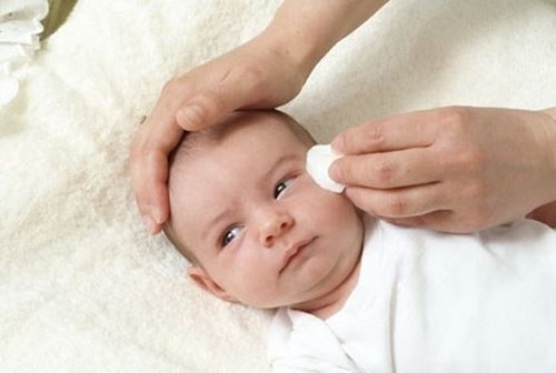 Vệ sinh cơ thể trẻ sơ sinh thiếu tháng đúng cách